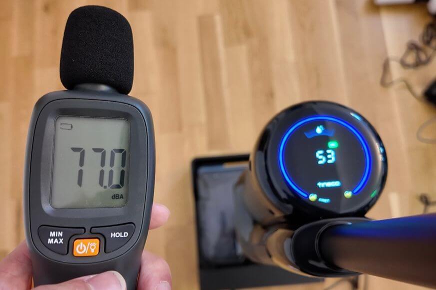 Die Lautstärke vom Tineco Floor One S7 Stretch Steam Plus wird im Test mit einem Messgerät erfasst und zeigt 77 Dezibel an.